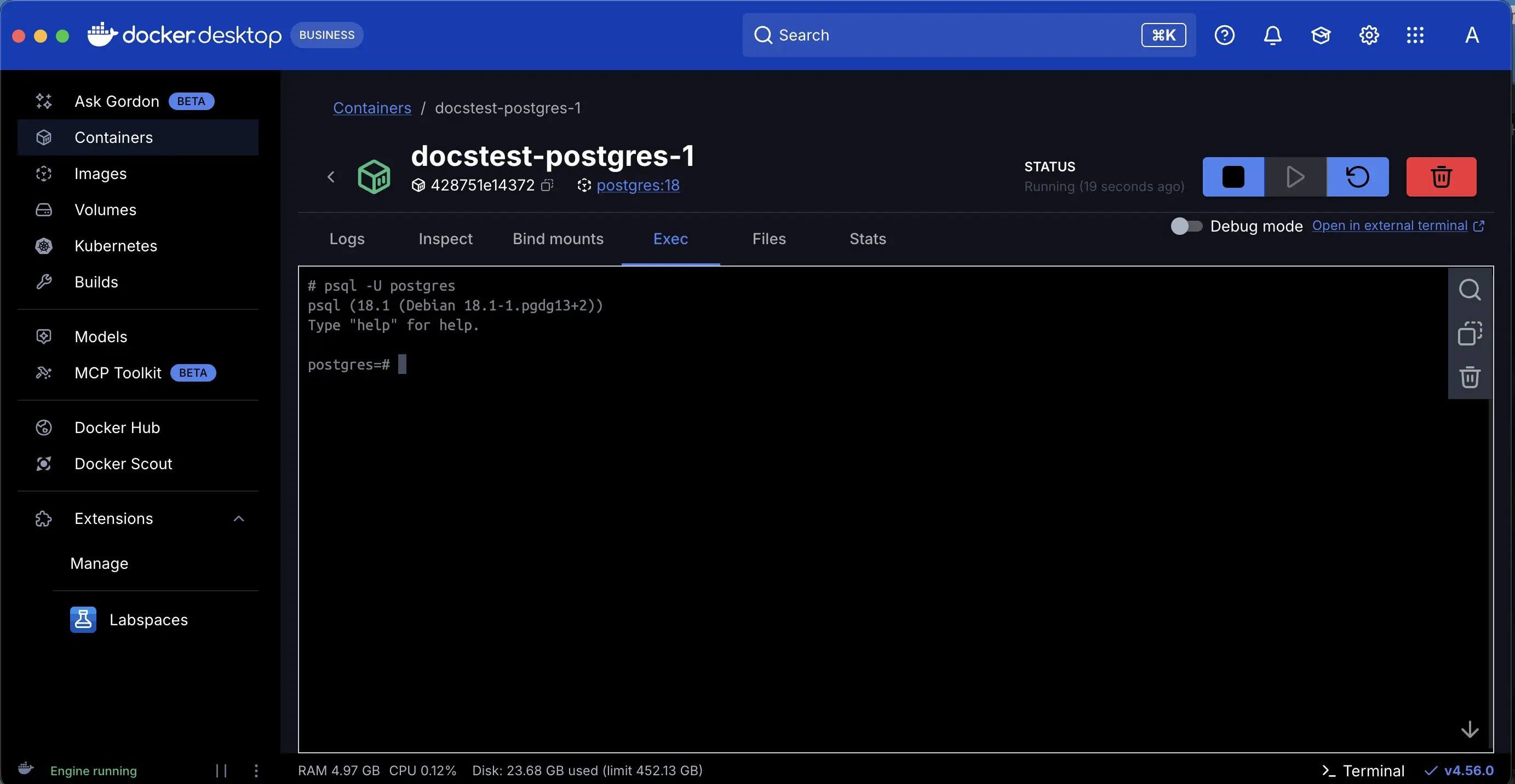 Una captura de pantalla del Panel de Docker Desktop seleccionando el contenedor Postgres e ingresando a su terminal utilizando el botón EXEC