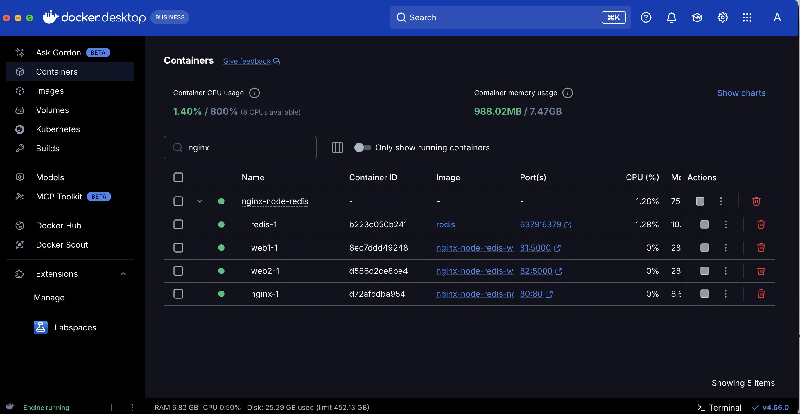 Una captura de pantalla del Panel de Docker Desktop que muestra los contenedores de la pila de aplicaciones implementada utilizando Docker Compose
